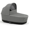 CYBEX PRIAM/e-PRIAM LUX Babywanne Soho Grey New Generation 2 CYBEX PRIAM/e-PRIAM LUX Babywanne Soho Grey New Generation -Cybex Geschäft cyb 21 int excl us y315 priam luxcarrycot sogr screen ultra hd